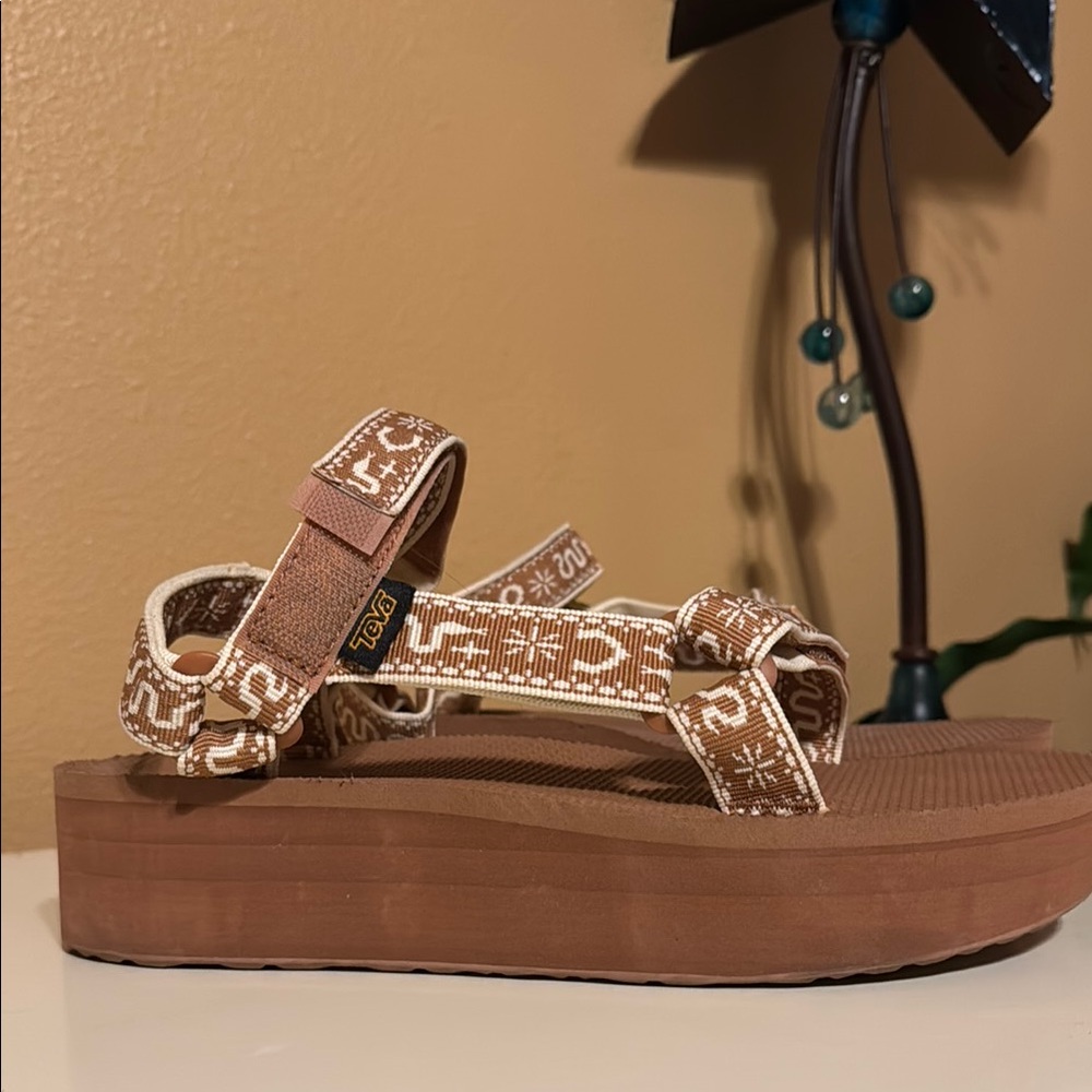 Teva Women’s Flatform Universal Sandal in Bandana Lion (EUC)